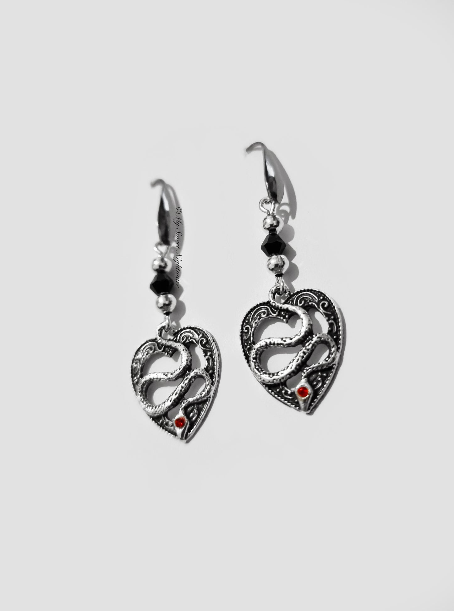 Orecchini a cuore con serpenti e cristalli neri